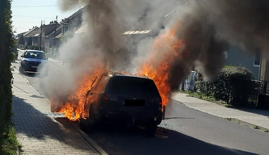 FOTO: Na ulici v Třebíči hořelo osobní auto