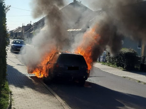 FOTO: Na ulici v Třebíči hořelo osobní auto