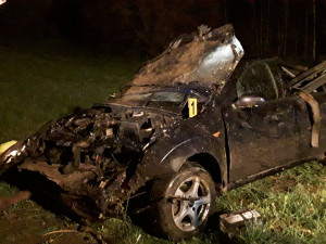 Večerní nehoda se zraněním dvou lidí. Osobní auto skončilo částečně v potoce