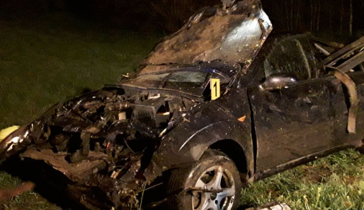 Večerní nehoda skončila zraněním dvou lidí. Osobní auto skončilo částečně v potoce
