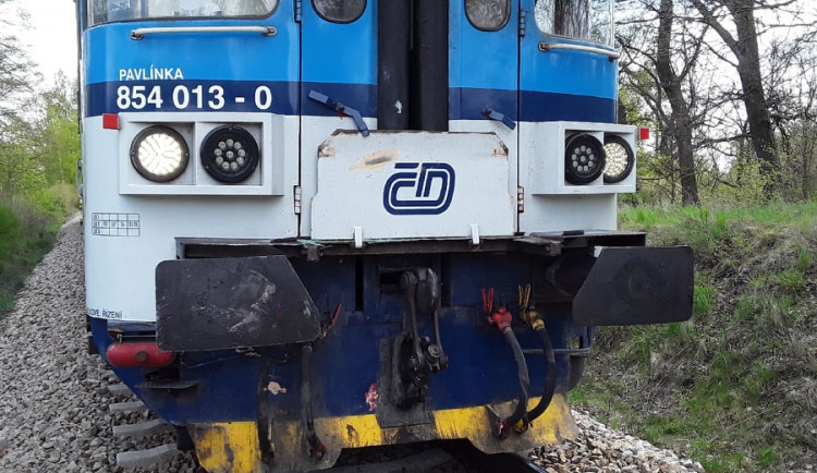 Osobní auto se střelo s vlakem. Zraněný řidič skončil v brněnském traumacentru