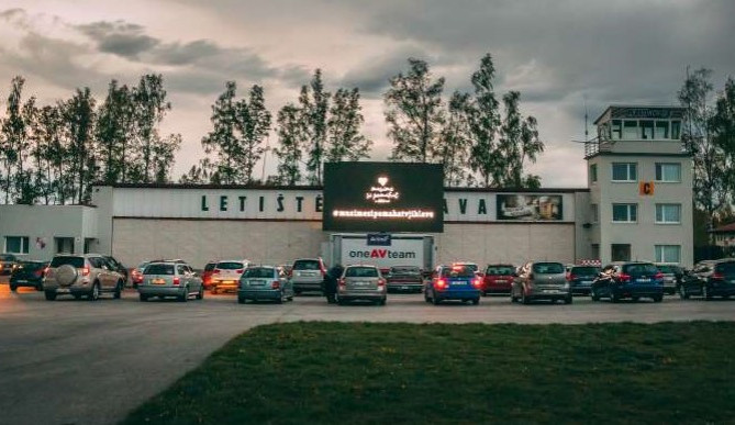 Jihlava znovu ožívá! První autokino v době virové potěšilo nejen diváky, ale i místní podnikatele