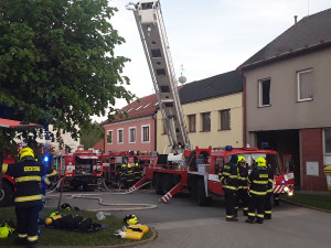 Hasiči během svátku vyjížděli k požáru rodinného domu. Škoda je dva miliony korun