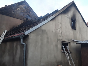 Hasiči během svátku vyjížděli k požáru rodinného domu. Škoda je dva miliony korun