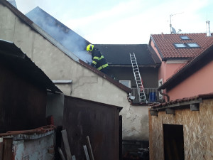 Hasiči během svátku vyjížděli k požáru rodinného domu. Škoda je dva miliony korun