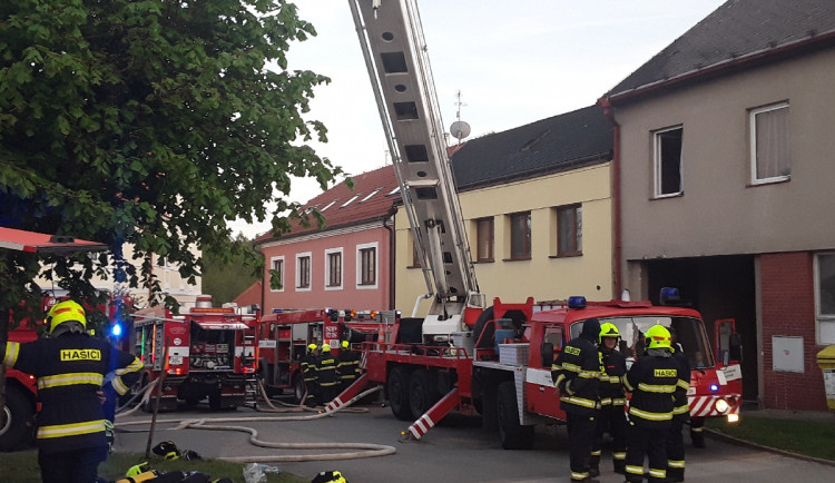 Hasiči během svátku vyjížděli k požáru rodinného domu. Škoda je dva miliony korun 