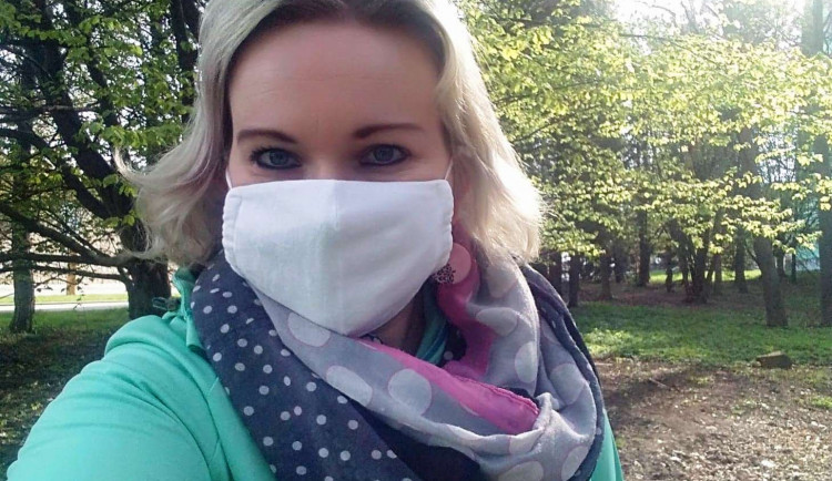 Když teď nemůžu chodit do práce, tak ráda pomohu jiným, říká dobrovolnice z Jihlavy