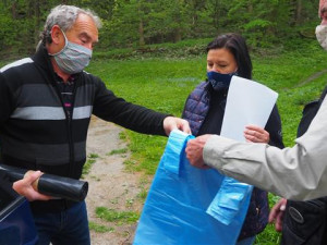 Desítky dobrovolníků z invalidního družstva pomáhají uklízet Libušino údolí