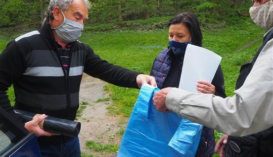 Desítky dobrovolníků z invalidního družstva pomáhají uklízet Libušino údolí