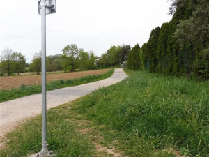 Povrch cyklostezky pod přivaděčem je opravený. Přibyla i nová směrová tabulka