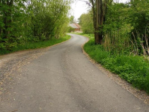 Povrch cyklostezky pod přivaděčem je opravený. Přibyla i nová směrová tabulka