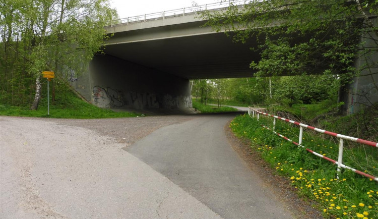 Povrch cyklostezky pod přivaděčem je opravený. Přibyla i nová směrová tabulka