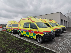 Krajští záchranáři dostali nové sanitky. Mají klimatizaci, pojedou rychlostí až 184 km/h