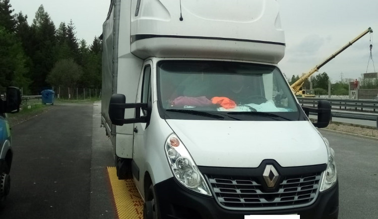 Řidič dodávky na D1 měl dvojnásobně přetížený náklad. A nebyl zdaleka jediný