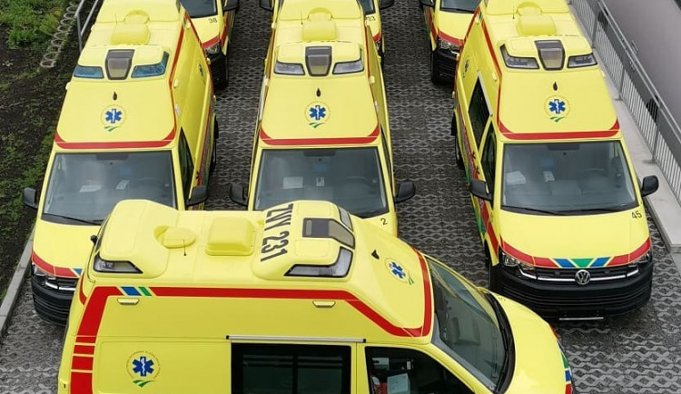 Krajští záchranáři dostali nové sanitky. Mají klimatizaci, pojedou rychlostí až 184 km/h
