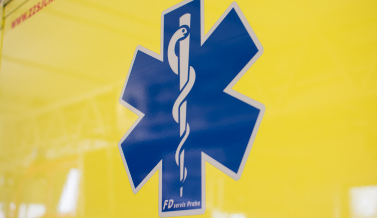 Řidička nedala přednost rozjetému náklaďáku, je s vážnými zraněními hospitalizována