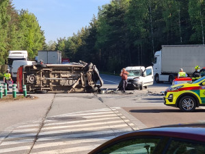 AKTUÁLNĚ: Dopravní nehoda dvou osobáků a dodávky na přivaděči. Tři lidé se zranili