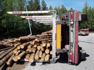 Smolné pondělí pokračuje. U Lesnova boural řidič náklaďáku převážející klády