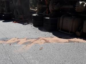 Smolné pondělí pokračuje. U Lesnova boural řidič náklaďáku převážející klády