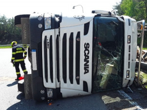 Smolné pondělí pokračuje. U Lesnova boural řidič náklaďáku převážející klády