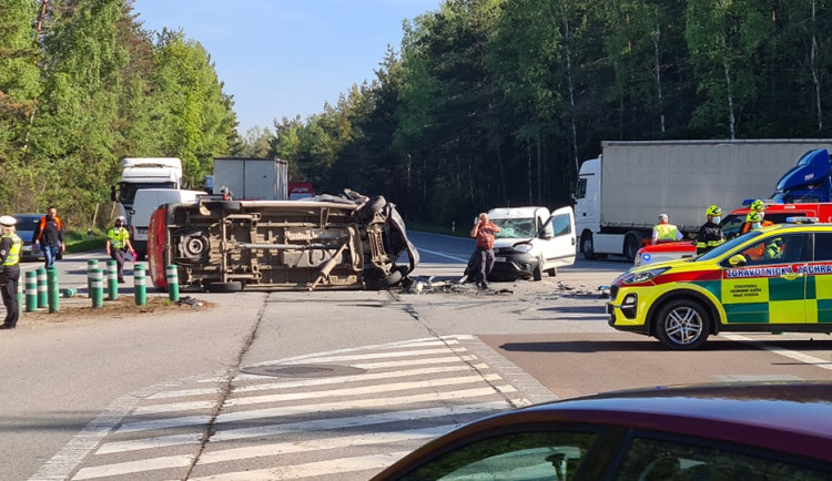 Dopravní nehoda dvou osobáků a dodávky. Jedno auto skončilo na boku