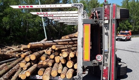 Smolné pondělí pokračuje. U Lesnova boural náklaďák převážející klády