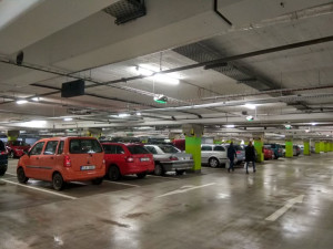 Dostavbu nemocnice v Jihlavě doplní parkovací dům. Místo tam najde až 400 řidičů