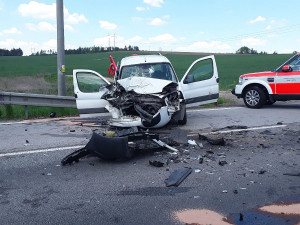 AKTUÁLNĚ: Čelní střet u Vílance. Na místo byl povolán také záchranářský vrtulník