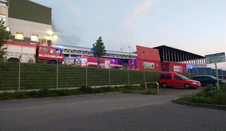 Zas a znovu. U požáru ve firmě Enviropol zasahují dvě hasičské jednotky