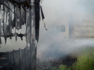 AKTUÁLNĚ: Další požár v průmyslové zóně. V jihlavské firmě hoří přístřešek