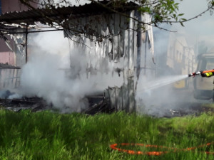 AKTUÁLNĚ: Další požár v průmyslové zóně. V jihlavské firmě hoří přístřešek