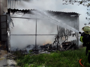 AKTUÁLNĚ: Další požár v průmyslové zóně. V jihlavské firmě hoří přístřešek