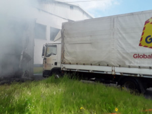 AKTUÁLNĚ: Další požár v průmyslové zóně. V jihlavské firmě hoří přístřešek