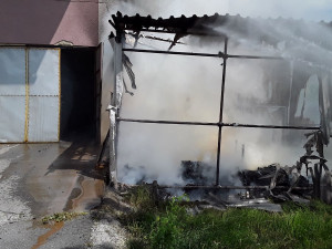 AKTUÁLNĚ: Další požár v průmyslové zóně. V jihlavské firmě hoří přístřešek