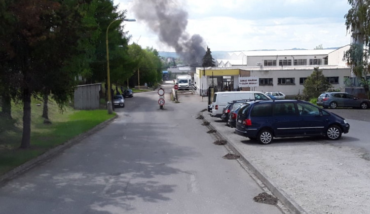 Další požár v průmyslové zóně. V jihlavské firmě hoří přístřešek