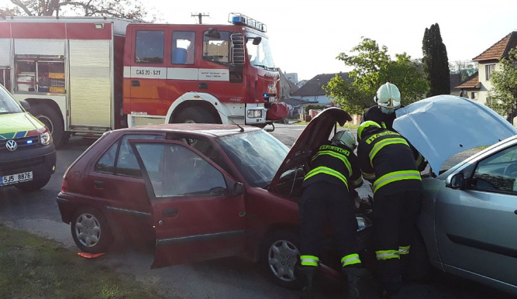 Ranní nehoda, při které se střetla dvě auta, skončila zraněním