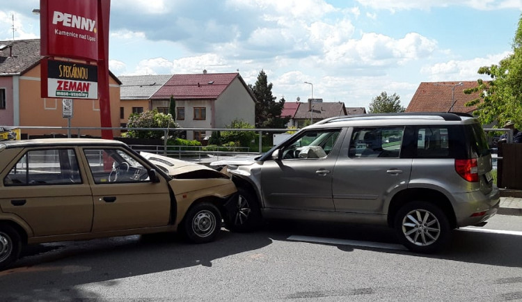 Při nehodě v Kamenici nad Lipou u obchodního domu se zranilo pět lidí
