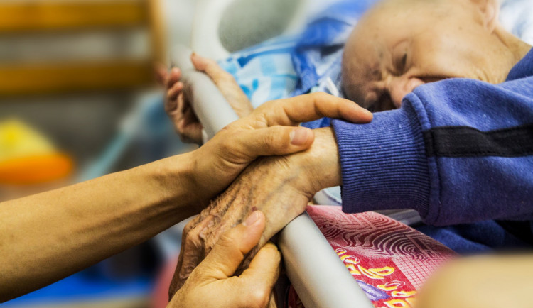 Umírat s úctou. Kraj dá opět deset milionu na domácí hospicovou péči