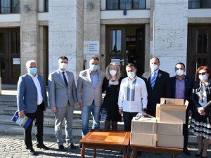 Humanitární dar partnerskému regionu: Vysočina darovala tisíce ochranných štítů Zakarpatské Ukrajině
