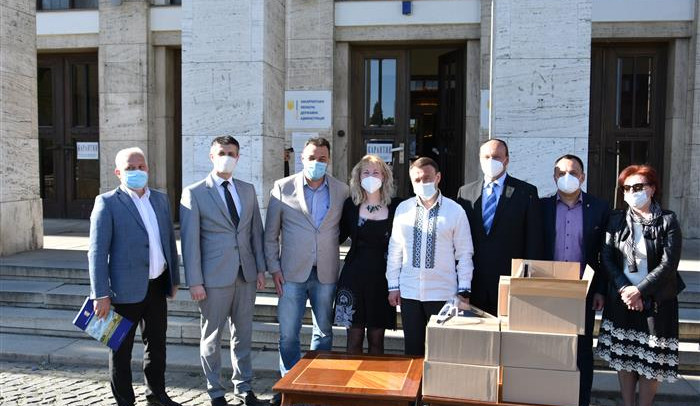 Humanitární dar partnerskému regionu: Vysočina darovala tisíce ochranných štítů Zakarpatské Ukrajině