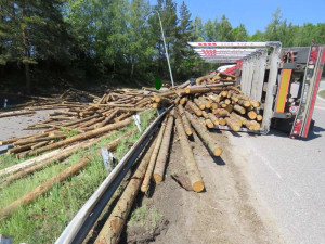 Policie kontrolovala převoz klád na Vysočině, nákladní auta byla často přetížená