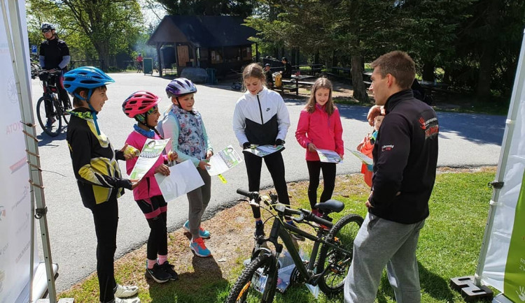 Projektu Na kole jen s přilbou je deset let. S cyklisty bude slavit napříč celou republikou
