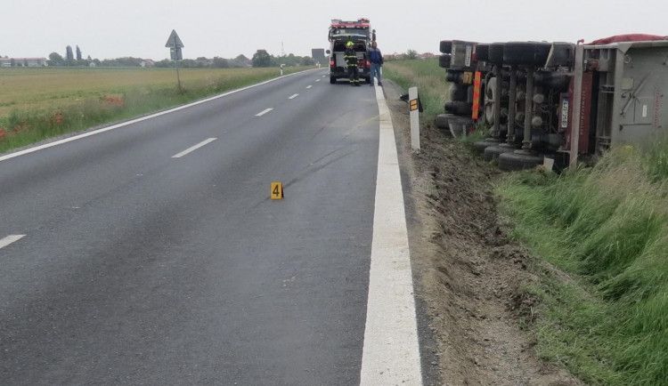 Předjížděl v nepřehledném úseku, způsobil havárii a jel dál. Po viníkovi policie pátrá