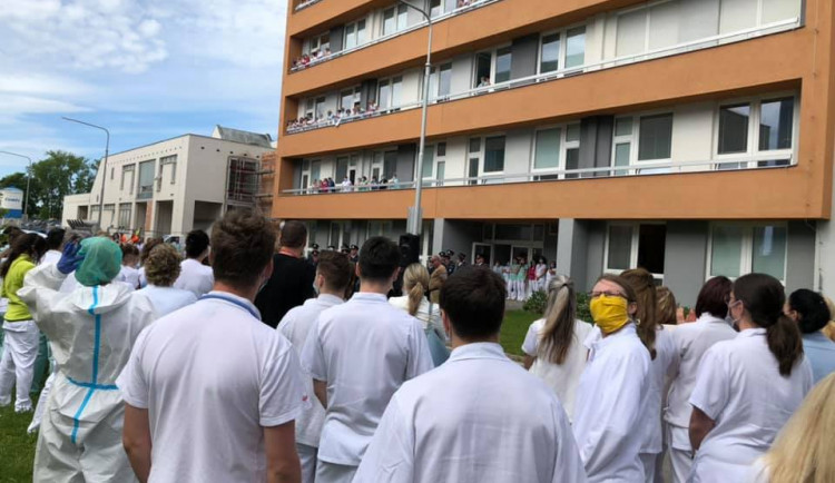 VIDEO: Překvapivý koncert pro zdravotníky v Jihlavě jako poděkování za nasazení v nouzovém stavu