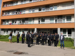 Překvapivý koncert pro zdravotníky v Jihlavě jako poděkování za nasazení v nouzovém stavu