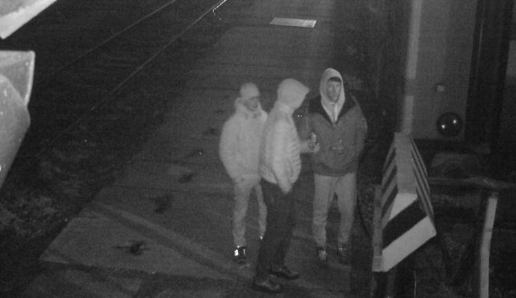 Policisté řeší případ posprejovaného vagonu v Jihlavě. Neznáte muže na fotce? 