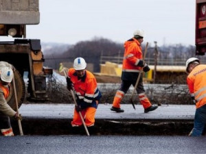 Hejtmani chtějí ze SFDI 4 miliardy na opravy krajských silnic. Běhounek se s Babišem setká příští týden