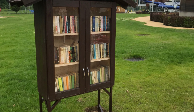 Opalovačka s knihou v ruce. Jihlavské koupaliště má pro své návštěvníky novinku