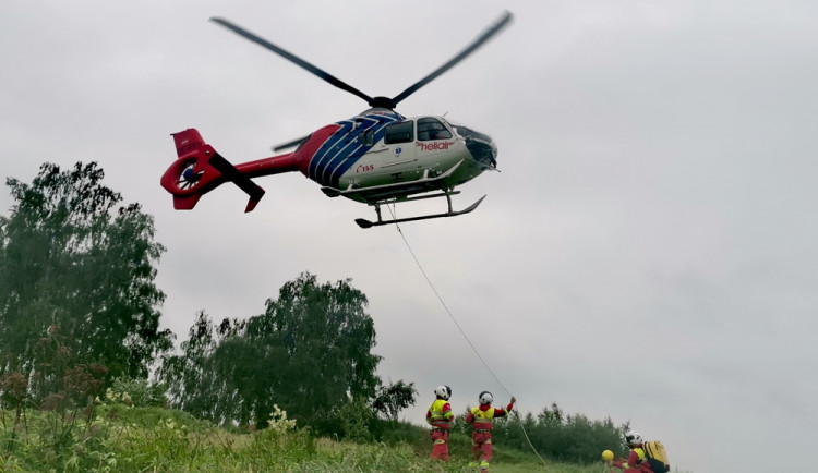 FOTO: Naštěstí jen nanečisto. Jihlavská letecká záchranka trénovala podvěsy