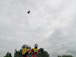 FOTO: Naštěstí jen nanečisto. Jihlavská letecká záchranka trénovala podvěsy